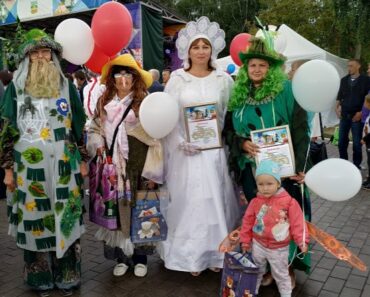 13 июля коллектив “Хорошее настроение” принял участие в параде театральных костюмов на Дне города Жукова, где занял призовые места с 1 по 3.