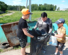 10 июня сотрудники Корсаковского Ск и участники художественной самодеятельности провели Акцию “Чистые берега” на реке Нара
